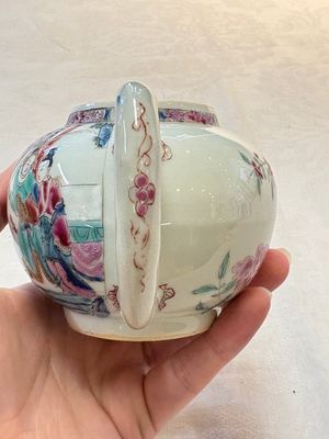 A Chinese famille rose 'Feng Yi Ting 鳳儀亭' teapot, Yongzheng — photo 3