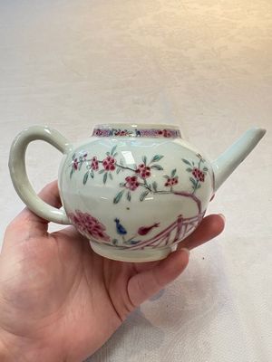 A Chinese famille rose 'Feng Yi Ting 鳳儀亭' teapot, Yongzheng — photo 4