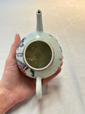 A Chinese famille rose 'Feng Yi Ting 鳳儀亭' teapot, Yongzheng — photo 9