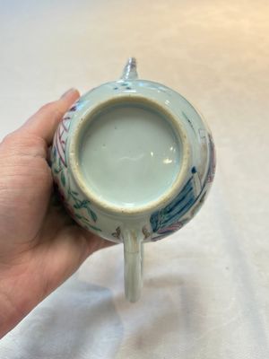A Chinese famille rose 'Feng Yi Ting 鳳儀亭' teapot, Yongzheng — photo 10