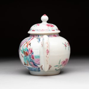 A Chinese famille rose 'Feng Yi Ting 鳳儀亭' teapot, Yongzheng — photo 2