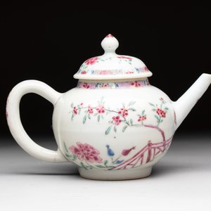 A Chinese famille rose 'Feng Yi Ting 鳳儀亭' teapot, Yongzheng — photo 3