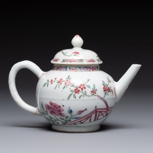 A Chinese famille rose 'Feng Yi Ting 鳳儀亭' teapot, Yongzheng — photo 3