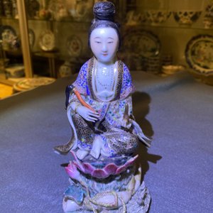 A Chinese famille rose figure of a lady on a lotus throne, 19th C. — photo 17