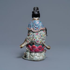 A Chinese famille rose figure of a lady on a lotus throne, 19th C. — photo 4