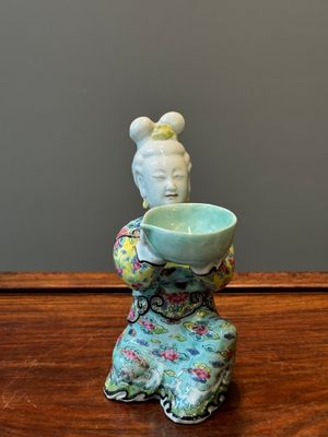 A Chinese famille rose figure of a lady with a bowl, Yongzheng — 照片 1