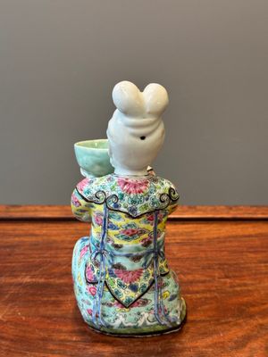A Chinese famille rose figure of a lady with a bowl, Yongzheng — 照片 7