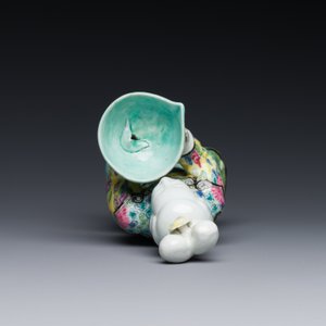 A Chinese famille rose figure of a lady with a bowl, Yongzheng — 照片 6