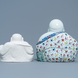 A Chinese famille rose figure of Buddha and one in blanc de Chine, 19/20th C. — photo 4