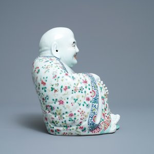 A Chinese famille rose figure of Buddha, impressed seal mark, 19/20th C. — photo 2