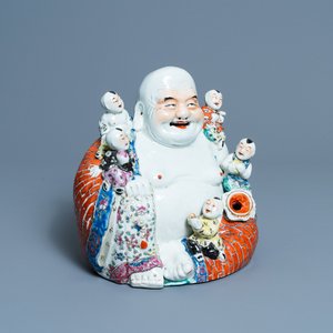 A Chinese famille rose figure of Buddha, seal mark, 19/20th C. — photo 1