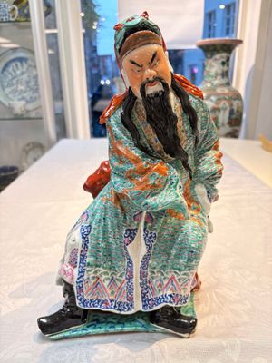 A Chinese famille rose figure of Guandi, 19/20th C. — photo 1