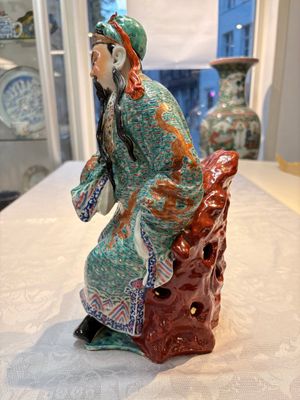A Chinese famille rose figure of Guandi, 19/20th C. — photo 2