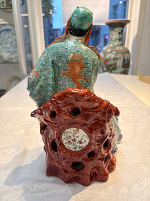 A Chinese famille rose figure of Guandi, 19/20th C. — photo 3