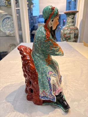 A Chinese famille rose figure of Guandi, 19/20th C. — photo 4