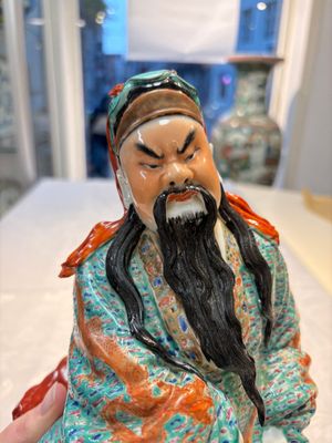 A Chinese famille rose figure of Guandi, 19/20th C. — photo 7
