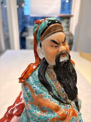 A Chinese famille rose figure of Guandi, 19/20th C. — photo 8
