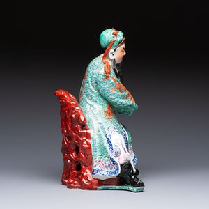 A Chinese famille rose figure of Guandi, 19/20th C. — photo 4