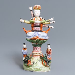 A Chinese famille rose figure of the ten-armed Avalokitesvara, Republic, 20th C. — 照片 2