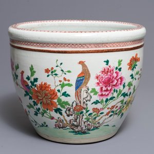A Chinese famille rose fish bowl with birds among flowers, Qianlong — 照片 1