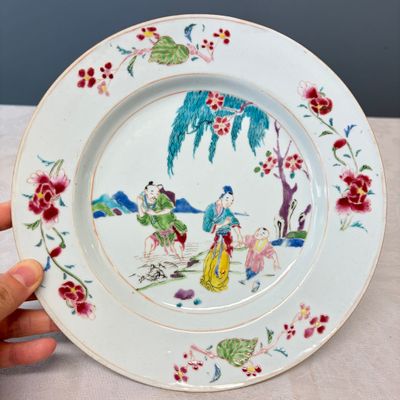 A Chinese famille rose 'Fisherman, Lady and Child' plate — foto 1