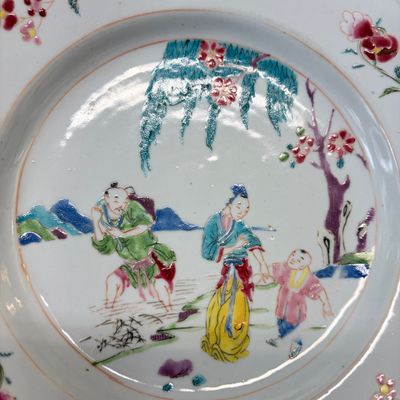 A Chinese famille rose 'Fisherman, Lady and Child' plate — foto 2