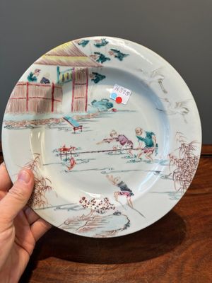 A Chinese famille rose 'fishermen' plate, Yongzheng/Qianlong — 照片 1