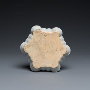 A Chinese famille rose 'five Luohan' teapot stand, Qianlong — 照片 2