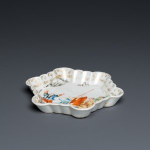 A Chinese famille rose 'five Luohan' teapot stand, Qianlong — 照片 3