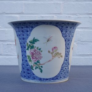 A Chinese famille rose floral jardinière on stand, Guangxu mark, Republic, 20th C. — photo 12