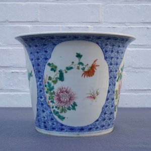 A Chinese famille rose floral jardinière on stand, Guangxu mark, Republic, 20th C. — photo 13