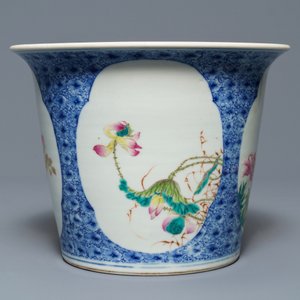 A Chinese famille rose floral jardinière on stand, Guangxu mark, Republic, 20th C. — photo 6