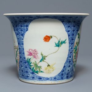 A Chinese famille rose floral jardinière on stand, Guangxu mark, Republic, 20th C. — photo 7