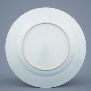 A Chinese famille rose floral plate, Qianlong, 18th C. — photo 2