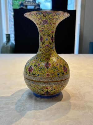 A Chinese famille rose 'flower scroll' vase-shaped box and cover, Qianlong mark, 19th C. — foto 1