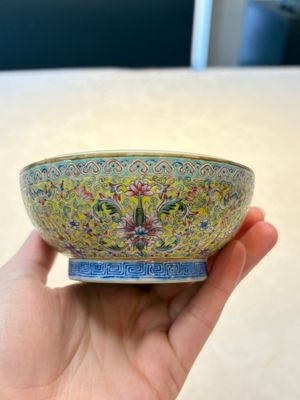 A Chinese famille rose 'flower scroll' vase-shaped box and cover, Qianlong mark, 19th C. — foto 11