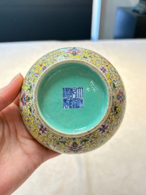 A Chinese famille rose 'flower scroll' vase-shaped box and cover, Qianlong mark, 19th C. — foto 13