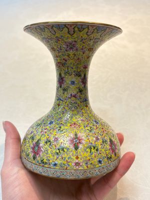 A Chinese famille rose 'flower scroll' vase-shaped box and cover, Qianlong mark, 19th C. — foto 2