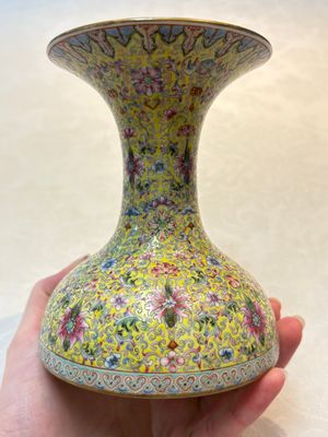 A Chinese famille rose 'flower scroll' vase-shaped box and cover, Qianlong mark, 19th C. — foto 3