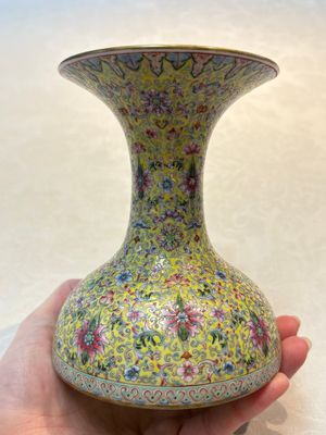 A Chinese famille rose 'flower scroll' vase-shaped box and cover, Qianlong mark, 19th C. — foto 4