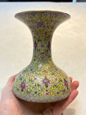 A Chinese famille rose 'flower scroll' vase-shaped box and cover, Qianlong mark, 19th C. — foto 5