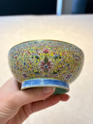 A Chinese famille rose 'flower scroll' vase-shaped box and cover, Qianlong mark, 19th C. — foto 9