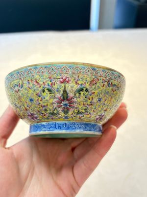 A Chinese famille rose 'flower scroll' vase-shaped box and cover, Qianlong mark, 19th C. — foto 10