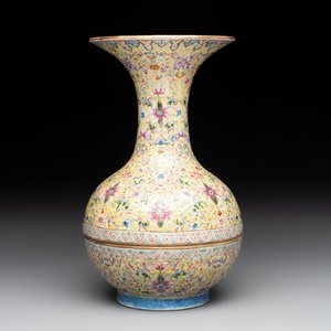 A Chinese famille rose 'flower scroll' vase-shaped box and cover, Qianlong mark, 19th C. — foto 1
