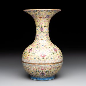 A Chinese famille rose 'flower scroll' vase-shaped box and cover, Qianlong mark, 19th C. — foto 2