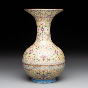 A Chinese famille rose 'flower scroll' vase-shaped box and cover, Qianlong mark, 19th C. — foto 3