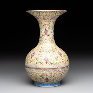 A Chinese famille rose 'flower scroll' vase-shaped box and cover, Qianlong mark, 19th C. — foto 4