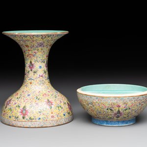 A Chinese famille rose 'flower scroll' vase-shaped box and cover, Qianlong mark, 19th C. — foto 5