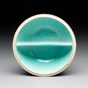 A Chinese famille rose 'flower scroll' vase-shaped box and cover, Qianlong mark, 19th C. — foto 6