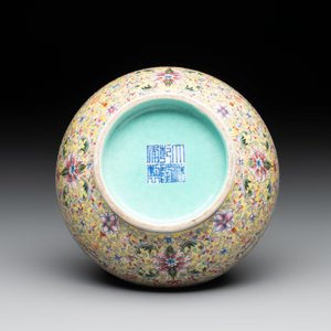 A Chinese famille rose 'flower scroll' vase-shaped box and cover, Qianlong mark, 19th C. — foto 7
